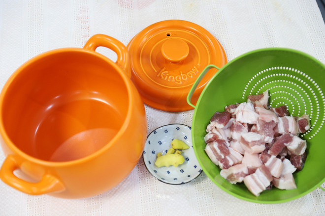 砂鍋紅燒肉的做法-咸鮮味煮菜譜-易網<a href=http://www.aoa7937.com/ target=_blank class=infotextkey>健康養生</a>網 砂鍋紅燒肉的做法-咸鮮味煮菜譜