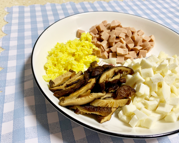 香芋蒸飯(素食)的做法-家常味煮菜譜-易網(wǎng)<a href=http://www.aoa7937.com/ target=_blank class=infotextkey>健康養(yǎng)生</a>網(wǎng) 香芋蒸飯(素食)的做法-家常味煮菜譜