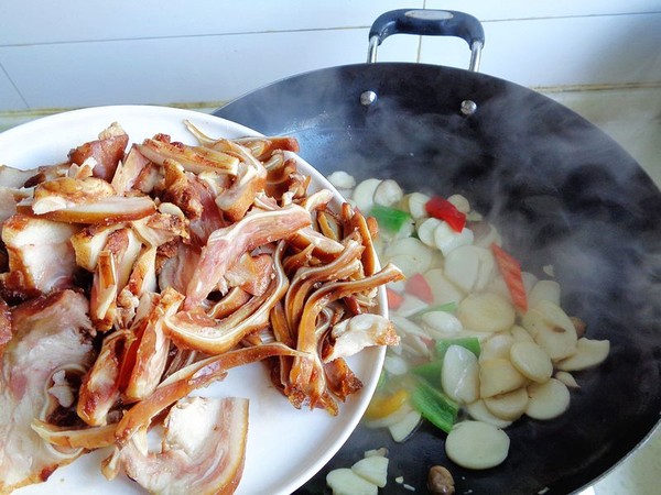 杏鮑菇炒豬耳朵的做法-家常味炒菜譜-易網健康養生網 杏鮑菇炒豬耳朵的做法-家常味炒菜譜