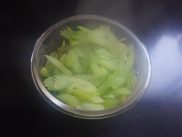 可以吃出肉的味道素菜——西芹滑蛋的做法-家常味炒菜譜