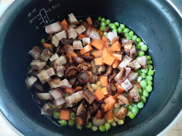 電飯煲臘肉燜飯的做法-其它口味煮菜譜-易網(wǎng)健康養(yǎng)生網(wǎng) 電飯煲臘肉燜飯的做法-其它口味煮菜譜