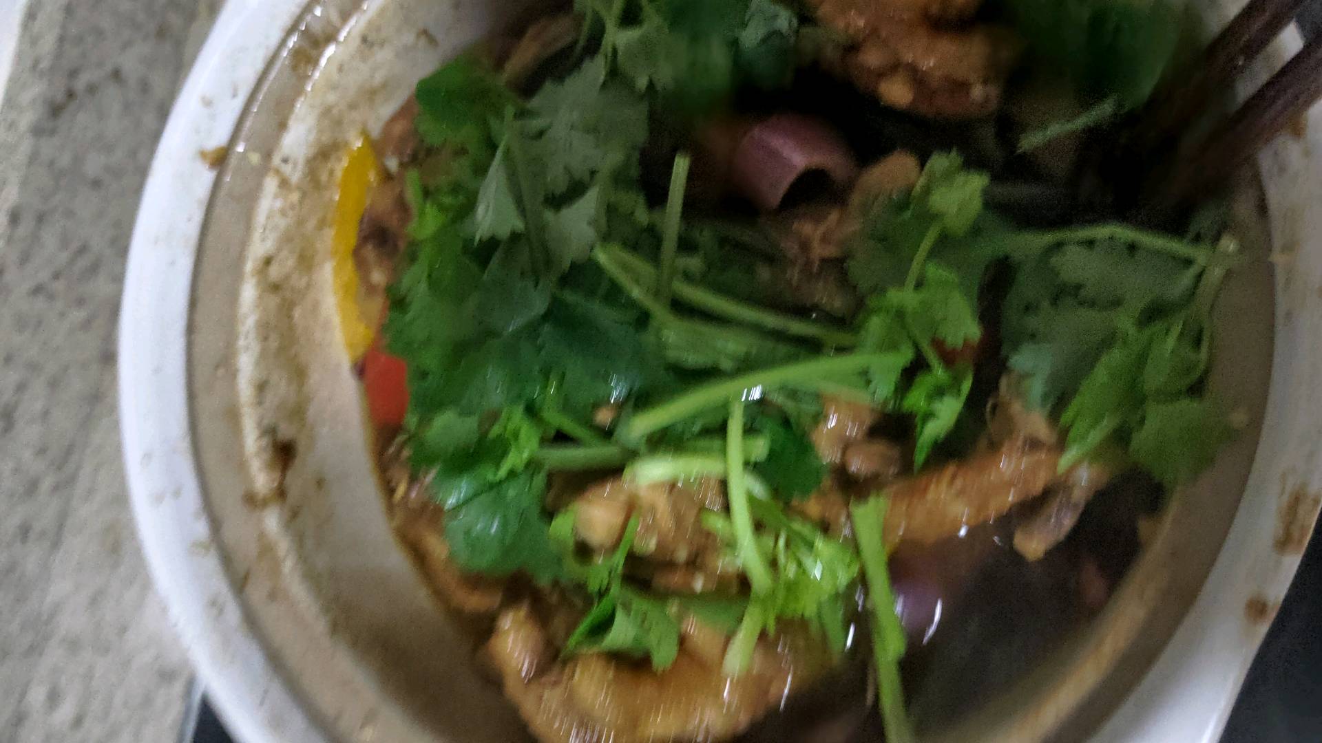 基礎粵菜 沙姜啫啫雞煲的做法-咸鮮味燜菜譜