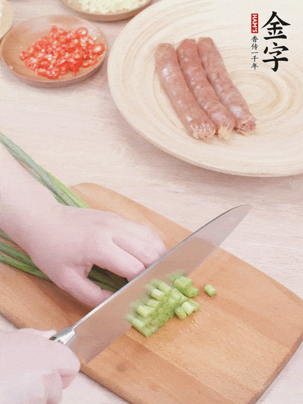 香腸小炒蒜苔的做法-香辣味炒菜譜-易網<a href=http://www.aoa7937.com/ target=_blank class=infotextkey>健康養生</a>網 香腸小炒蒜苔的做法-香辣味炒菜譜