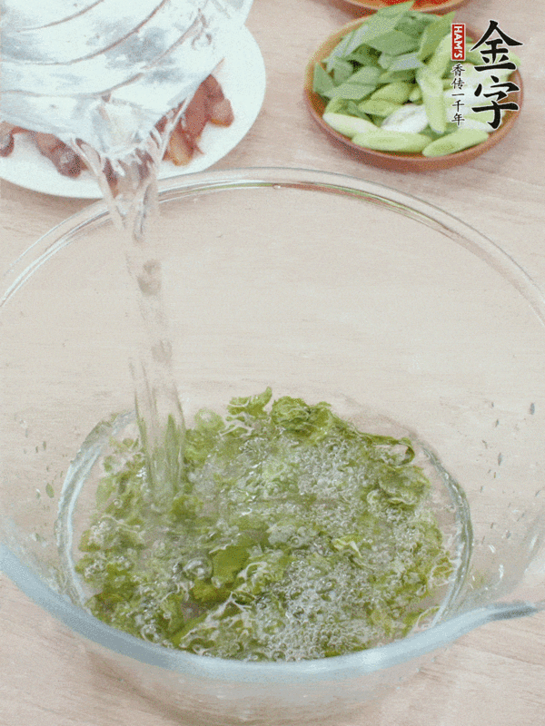 臘肉小炒萵筍干的做法-家常味炒菜譜-易網<a href=http://www.aoa7937.com/ target=_blank class=infotextkey>健康養生</a>網 臘肉小炒萵筍干的做法-家常味炒菜譜