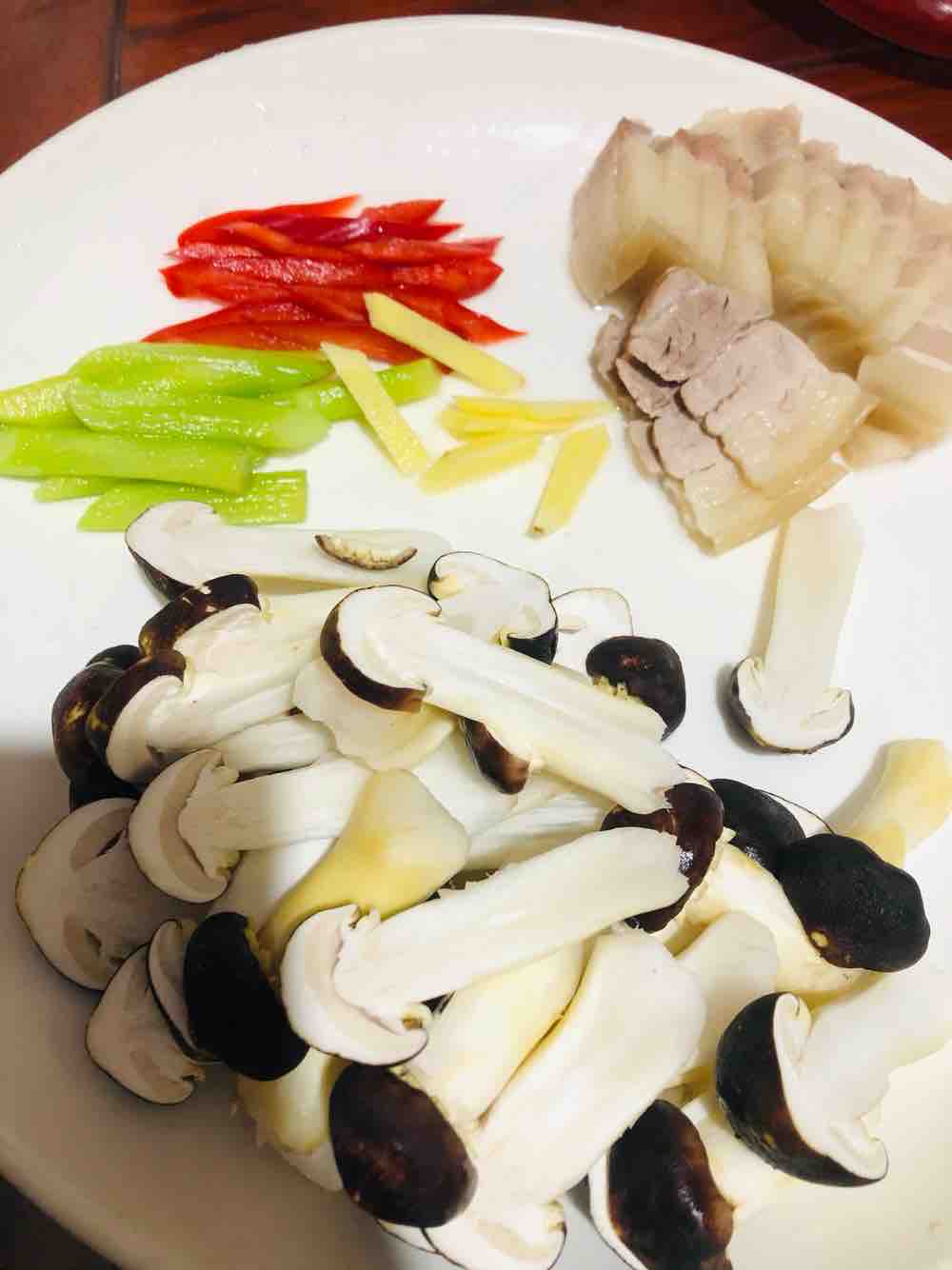 松茸炒肉片的做法-家常味炒菜譜-易網(wǎng)健康養(yǎng)生網(wǎng) 松茸炒肉片的做法-家常味炒菜譜