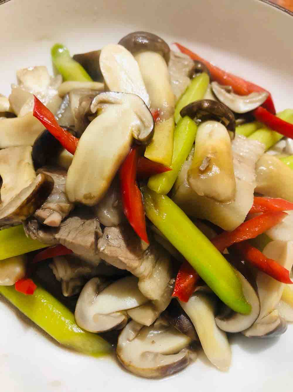 松茸炒肉片的做法-家常味炒菜譜-易網(wǎng)健康養(yǎng)生網(wǎng) 松茸炒肉片的做法-家常味炒菜譜