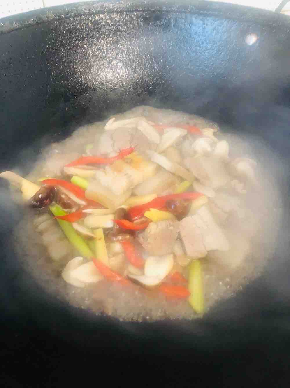 松茸炒肉片的做法-家常味炒菜譜-易網(wǎng)健康養(yǎng)生網(wǎng) 松茸炒肉片的做法-家常味炒菜譜
