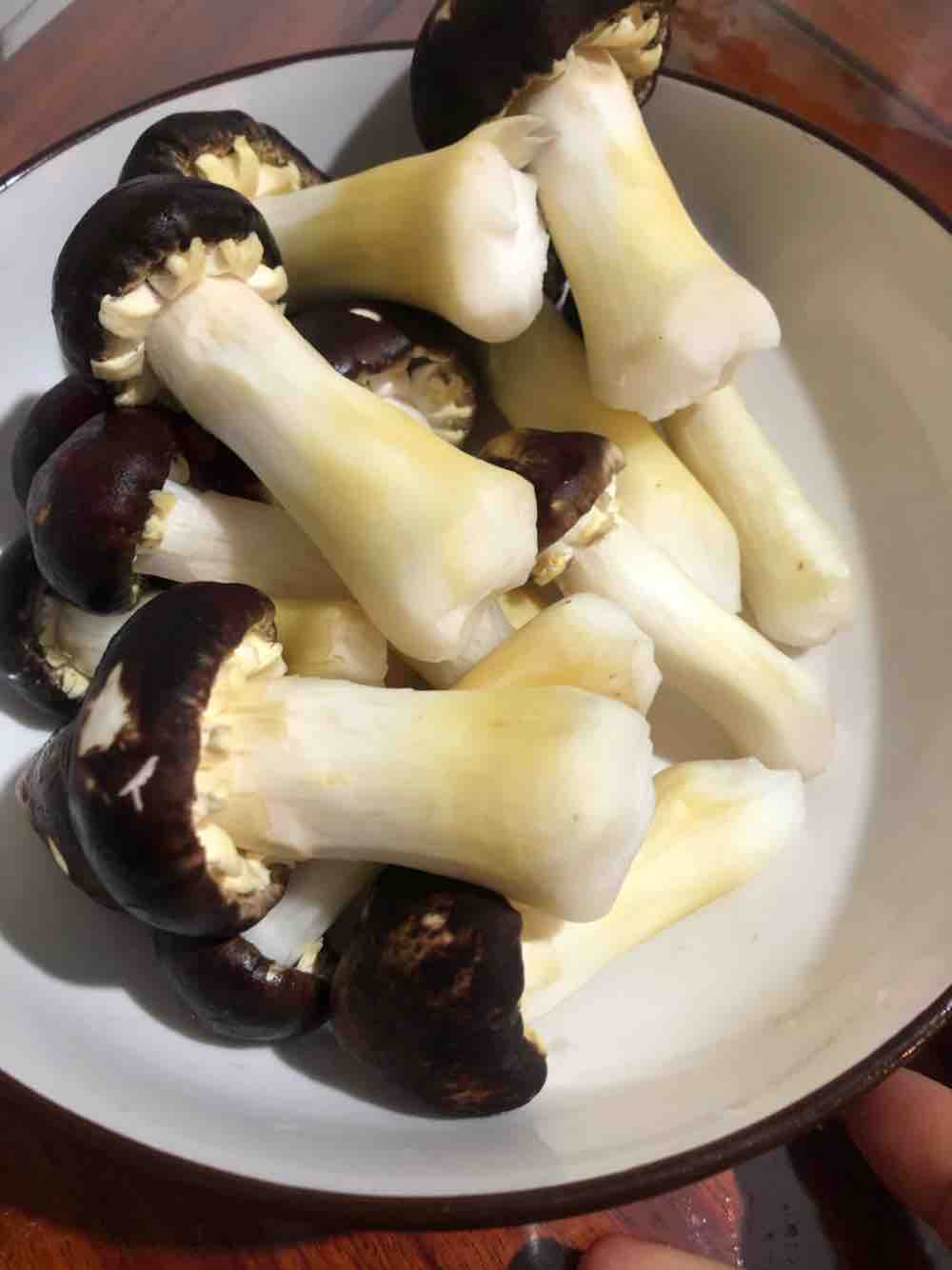 松茸炒肉片的做法-家常味炒菜譜-易網(wǎng)<a href=http://www.aoa7937.com/ target=_blank class=infotextkey>健康養(yǎng)生</a>網(wǎng) 松茸炒肉片的做法-家常味炒菜譜