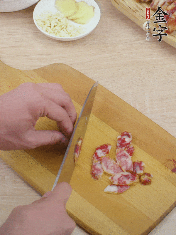 香腸蒸涼瓜小排的做法-家常味蒸菜譜-易網<a href=http://www.aoa7937.com/ target=_blank class=infotextkey>健康養生</a>網 香腸蒸涼瓜小排的做法-家常味蒸菜譜