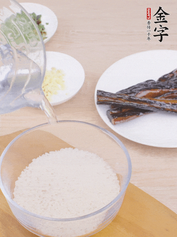 醬油肉蔥姜煲仔飯的做法-家常味煲菜譜-易網<a href=http://www.aoa7937.com/ target=_blank class=infotextkey>健康養生</a>網 醬油肉蔥姜煲仔飯的做法-家常味煲菜譜