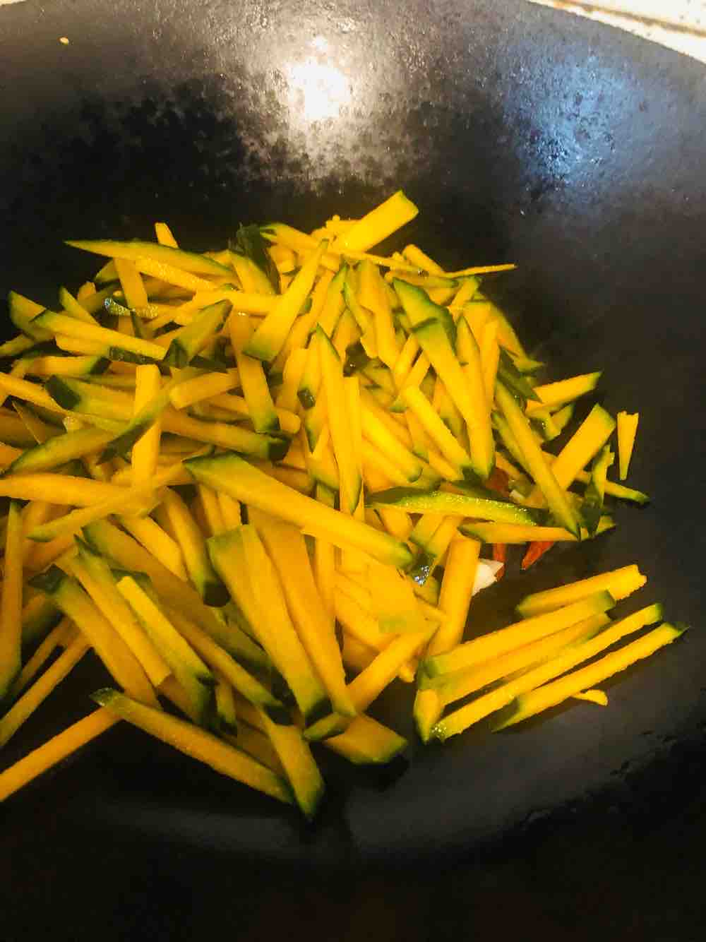 南瓜炒肉絲的做法-家常味炒菜譜-易網(wǎng)健康養(yǎng)生網(wǎng) 南瓜炒肉絲的做法-家常味炒菜譜