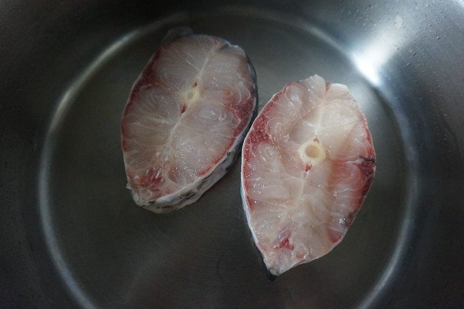 濃油赤醬紅燒魚的做法-家常味燒菜譜-易網<a href=http://www.aoa7937.com/ target=_blank class=infotextkey>健康養生</a>網 濃油赤醬紅燒魚的做法-家常味燒菜譜