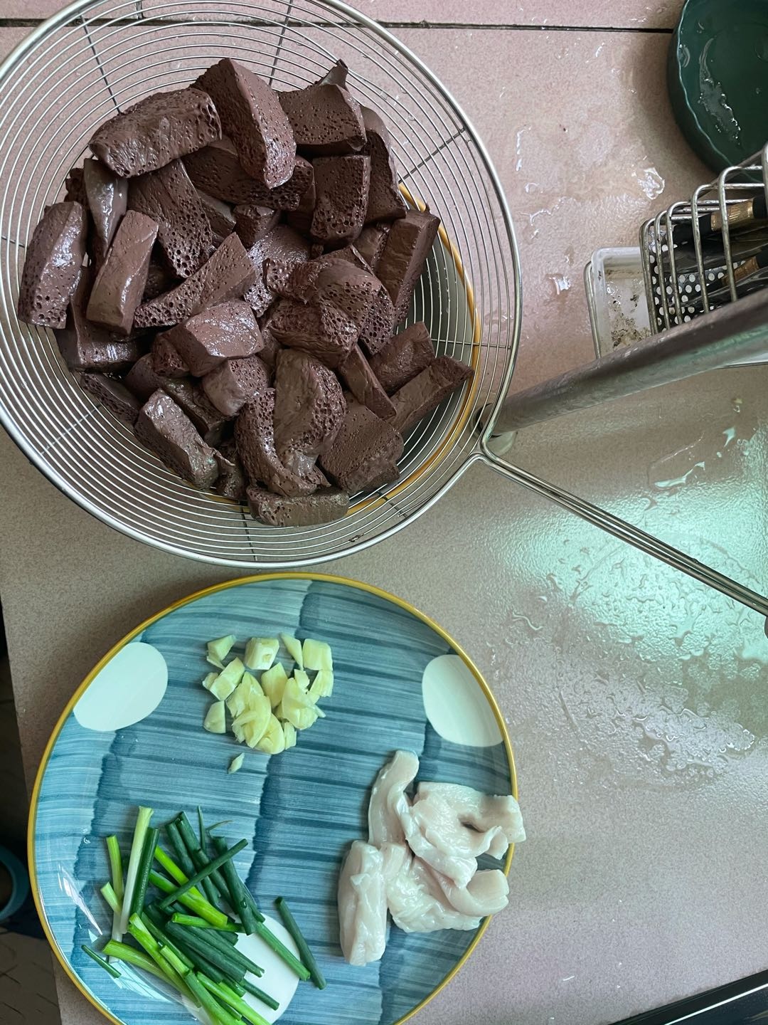 炒豬血的做法-咸鮮味炒菜譜-易網<a href=http://www.aoa7937.com/ target=_blank class=infotextkey>健康養生</a>網 炒豬血的做法-咸鮮味炒菜譜