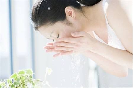 肌膚保養(yǎng)的四個(gè)好習(xí)慣，做到了皮膚就會(huì)越來(lái)越好