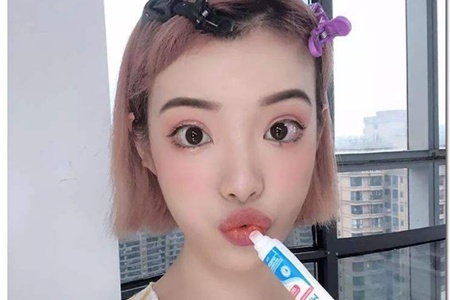 女性嘴巴容易長泡，反復性唇炎的預防和治療