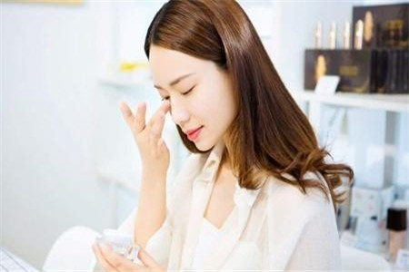 油性肌膚用洗面奶潔面就可以嗎，掌握兩種技巧有效緩解臉部出油率