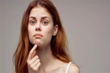 女性熬夜忽略了肌膚初老等問題，一個神器抗初老立竿見影