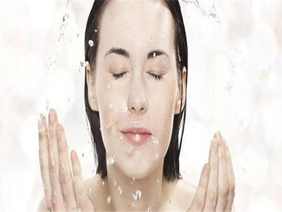 敏感肌經(jīng)常性出現(xiàn)紅血絲，緩解臉部肌膚刺激是關(guān)鍵