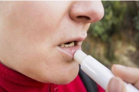 避免嘴唇干裂脫皮的八個方法，女生預(yù)防唇裂涂出漂亮唇妝