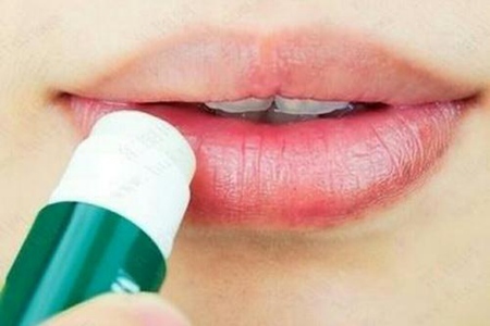 避免嘴唇干裂脫皮的八個方法，女生預(yù)防唇裂涂出漂亮唇妝