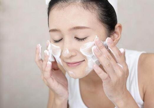 冬季用溫水洗臉好嗎 冬季洗臉要注意什么-易網<a href=http://www.aoa7937.com/ target=_blank class=infotextkey>健康養生</a>網 冬季用溫水洗臉好嗎 冬季洗臉要注意什么