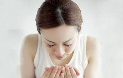 冬季用溫水洗臉好嗎 冬季洗臉要注意什么-易網健康<a href=http://www.aoa7937.com/jkys/ target=_blank class=infotextkey>養生</a>網 冬季用溫水洗臉好嗎 冬季洗臉要注意什么