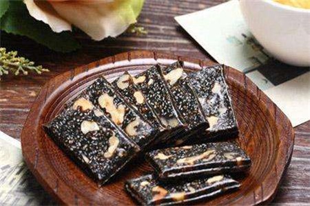 阿膠糕的功效與作用及食用方法，孕婦吃阿膠糕有利于產后恢復