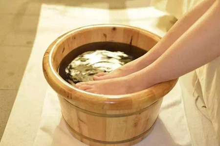 腳后跟干裂起硬皮的原因，女性護理腳部肌膚的正確方法