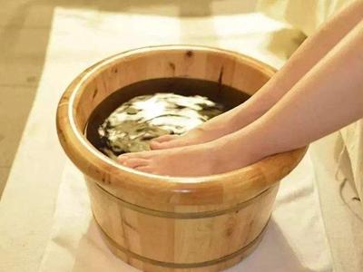 腳后跟干裂起硬皮的原因，女性護(hù)理腳部肌膚的正確方法