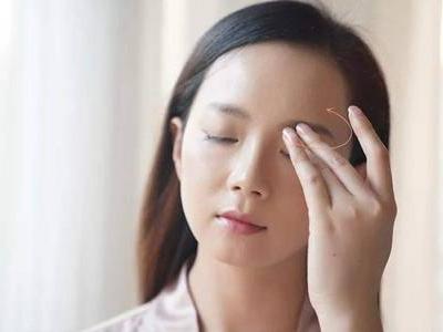 眼霜的正確使用方法，女生眼部肌膚煥發(fā)年輕的秘訣