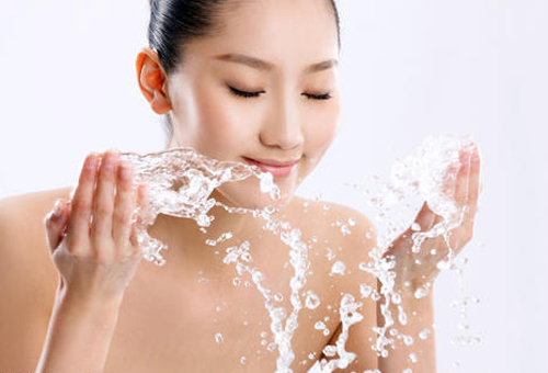 掌握正確洗臉方式 改善粗糙膚質-易網健康<a href=http://www.aoa7937.com/jkys/ target=_blank class=infotextkey>養生</a>網 掌握正確洗臉方式 改善粗糙膚質
