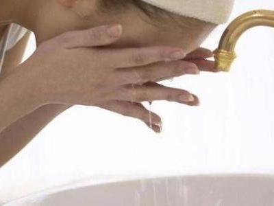 正確的洗臉?lè)椒ㄓ心男咳笞顐樀腻e(cuò)誤洗臉?lè)ㄖ姓幸恼?  style=