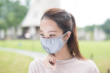 女生長時(shí)間戴口罩導(dǎo)致長痘，專家告訴你預(yù)防和治療的方法