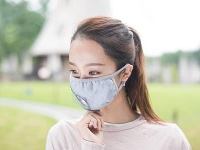 女生長時間戴口罩導致長痘，專家告訴你預防和治療的方法