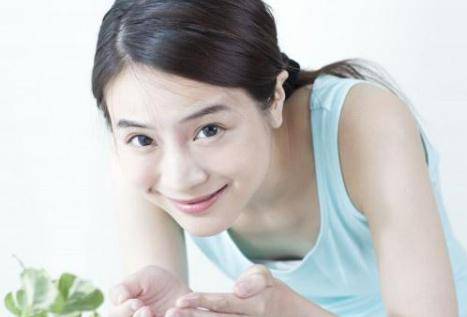 女性憂心怎么瘦臉?四個簡單有效的瘦臉方法-易網<a href=http://www.aoa7937.com/ target=_blank class=infotextkey>健康養生</a>網 女性憂心怎么瘦臉?四個簡單有效的瘦臉方法