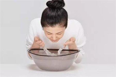 常用鹽水洗臉有什么好處 這4個好處了解一下-易網<a href=http://www.aoa7937.com/ target=_blank class=infotextkey>健康養生</a>網 常用鹽水洗臉有什么好處 這4個好處了解一下