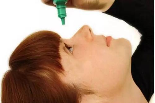 眼藥水怎么滴?小編分享正確步驟-易網<a href=http://www.aoa7937.com/ target=_blank class=infotextkey>健康養生</a>網 眼藥水怎么滴?小編分享正確步驟
