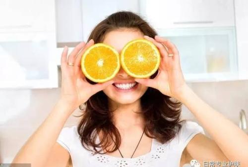 維生素c什么時候吃好?小編分享三個最佳時間-易網健康<a href=http://www.aoa7937.com/jkys/ target=_blank class=infotextkey>養生</a>網 維生素c什么時候吃好?小編分享三個最佳時間