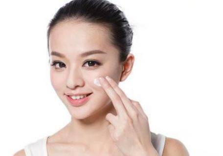 護膚知識大全:孕期護膚品怎么選?五種產(chǎn)品要慎用-易網(wǎng)<a href=http://www.aoa7937.com/ target=_blank class=infotextkey>健康養(yǎng)生</a>網(wǎng) 護膚知識大全:孕期護膚品怎么選?五種產(chǎn)品要慎用