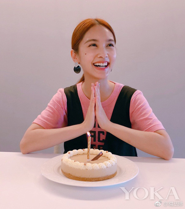 看起來毫不費(fèi)力的少女感， 離不開“黑精靈”的雕琢
