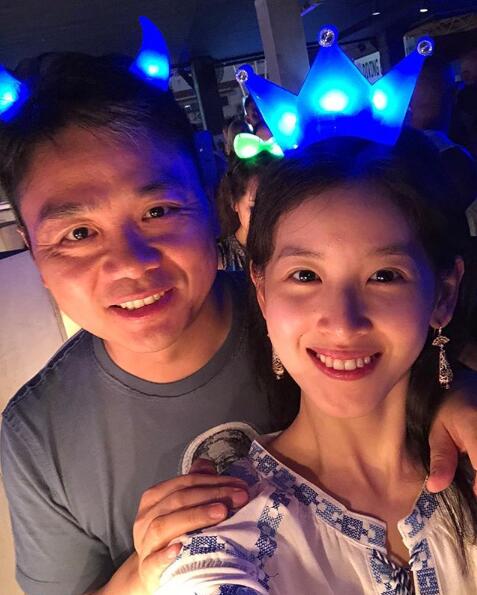 網(wǎng)友偶遇章澤天劉強(qiáng)東 奶茶妹妹素顏甜笑少女肌贏了！