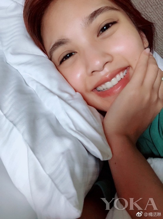看起來毫不費(fèi)力的少女感， 離不開“黑精靈”的雕琢