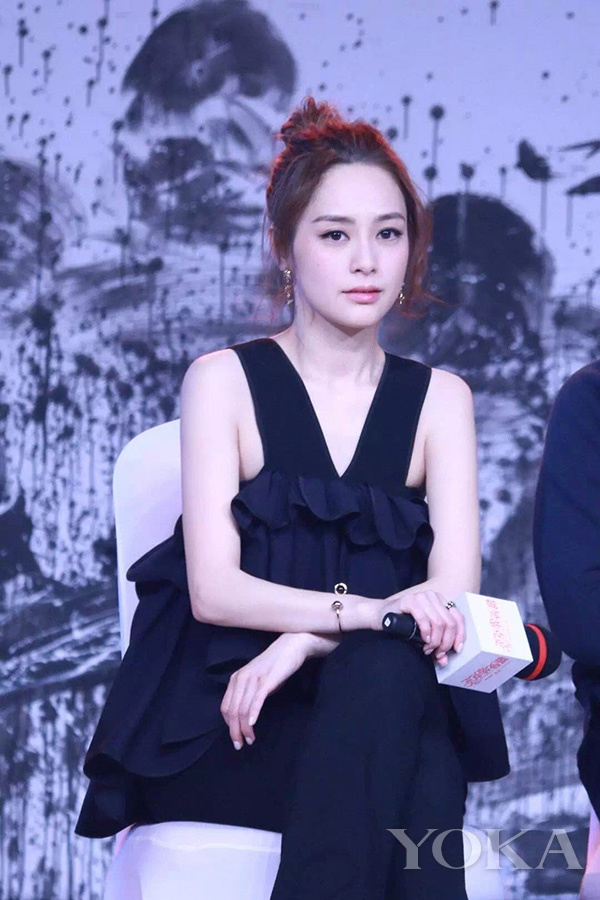 看起來毫不費(fèi)力的少女感， 離不開“黑精靈”的雕琢