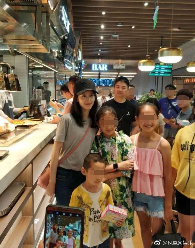 網(wǎng)友偶遇章澤天劉強(qiáng)東 奶茶妹妹素顏甜笑少女肌贏了！