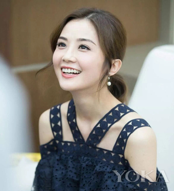 看起來毫不費(fèi)力的少女感， 離不開“黑精靈”的雕琢