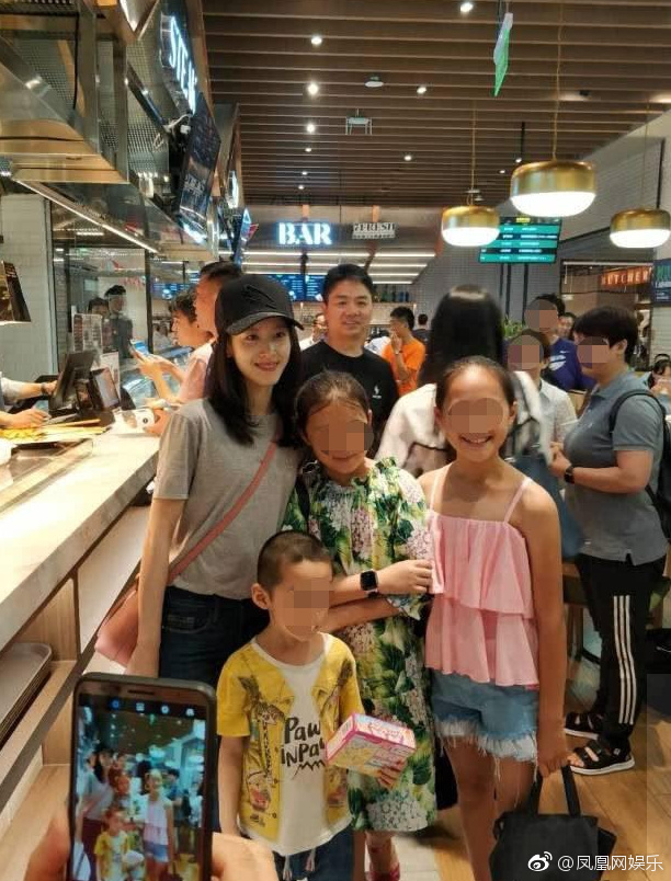 網(wǎng)友偶遇章澤天劉強(qiáng)東 奶茶妹妹素顏甜笑少女肌贏了！