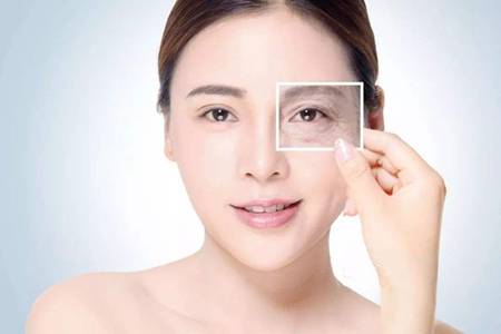 眼霜的正確使用方法，女生不會(huì)用眼霜眼部皮膚老的快