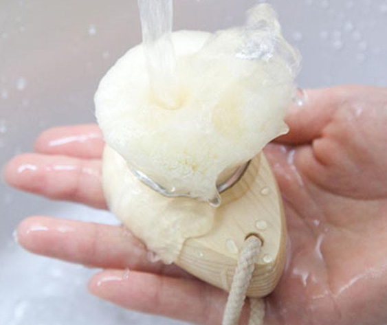 使用潔面刷會(huì)導(dǎo)致毛孔變大嗎？如何正確使用潔面刷