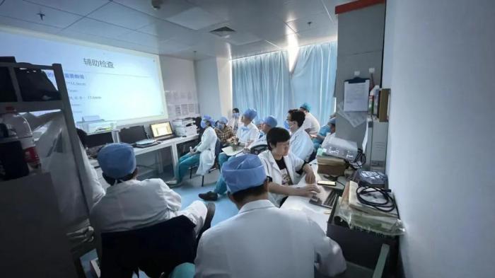 心臟長在體外!醫生合力將“外心人”嬰兒心臟歸位 心臟長在體外!醫生合力將“外心人”嬰兒心臟歸位