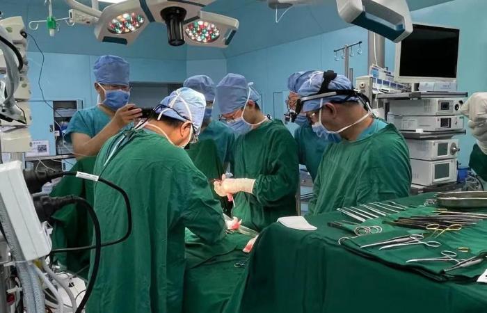 心臟長在體外!醫生合力將“外心人”嬰兒心臟歸位 心臟長在體外!醫生合力將“外心人”嬰兒心臟歸位